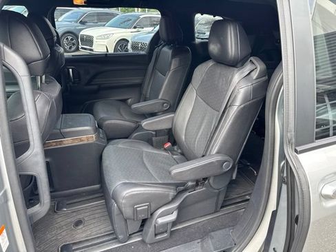 Used 2025 Toyota Sienna Platinum FWD image 18