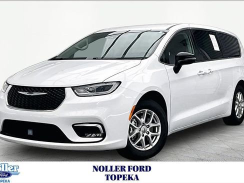 Used 2024 Chrysler Pacifica Touring-L FWD image 1