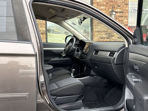 Used 2018 Mitsubishi Outlander SE image 15