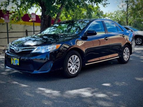 Used 2012 Toyota Camry LE FWD image 3