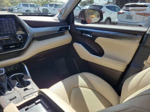 Used 2022 Toyota Highlander Platinum FWD image 23