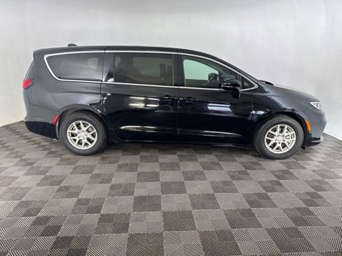 Used 2025 Chrysler Pacifica Select FWD image 6