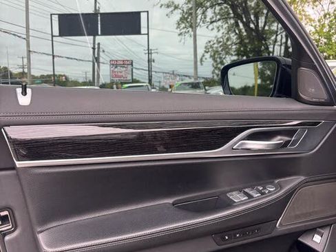Used 2022 BMW 740i RWD image 10
