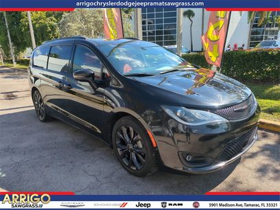 Certified 2020 Chrysler Pacifica Limited w/ Quick Order Package 27H Red S