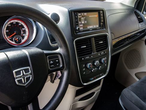 Used 2019 Dodge Grand Caravan SE w/ UConnect Hands-Free Group image 13