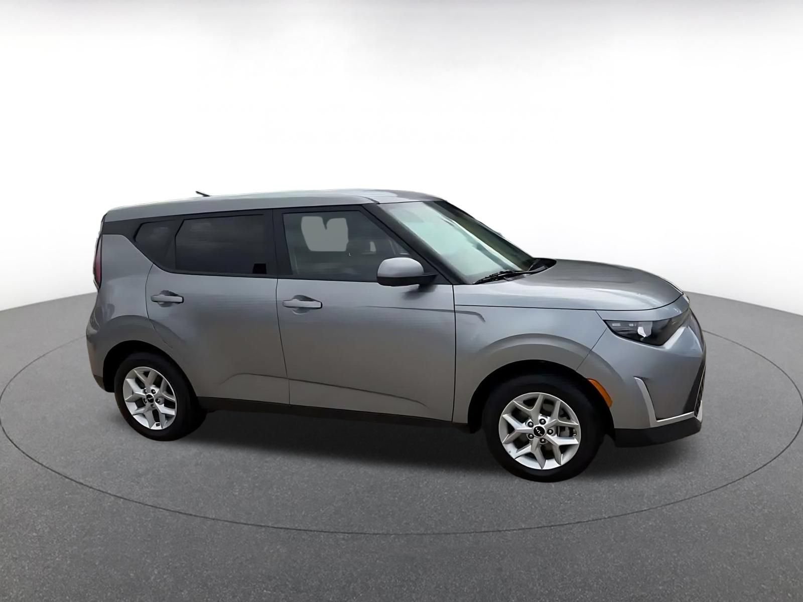 Used 2025 Kia Soul LX w/ LX Technology Package FWD image 2