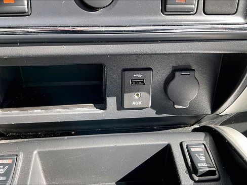 Used 2018 Nissan Titan SL image 16