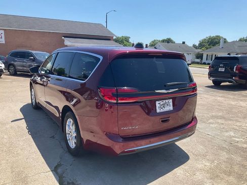 Used 2023 Chrysler Pacifica Touring-L FWD image 5