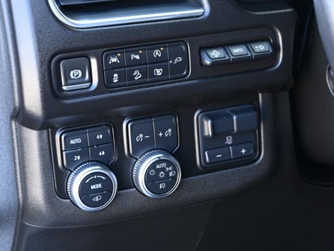 Used 2022 GMC Yukon XL AT4 image 25