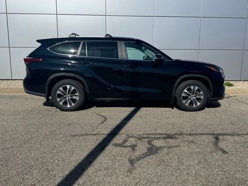 Certified 2023 Toyota Highlander XLE AWD/4WD image 37