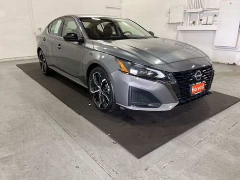 Used 2023 Nissan Altima 2.5 SR FWD image 11