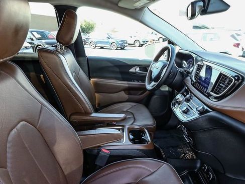 Used 2017 Chrysler Pacifica Limited w/ UConnect Theater Package image 18