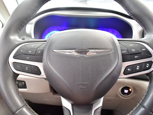 Used 2023 Chrysler Pacifica Touring-L FWD image 21