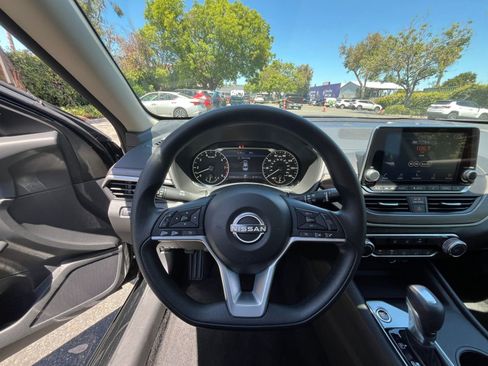 Used 2025 Nissan Altima 2.5 SV FWD image 33