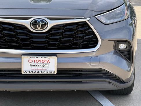 Certified 2024 Toyota Highlander XLE FWD image 8