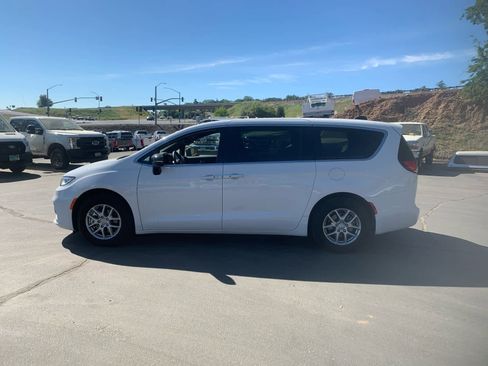 Used 2025 Chrysler Pacifica Select FWD image 8