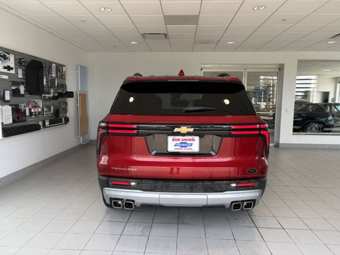 Used 2025 Chevrolet Traverse LT FWD image 7