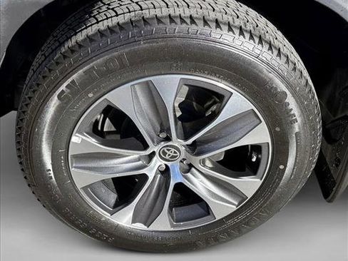 Certified 2024 Toyota Highlander XLE image 9