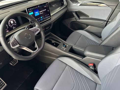New 2026 Volkswagen Tiguan SE R-Line FWD image 8