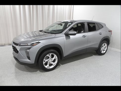 Certified 2024 Chevrolet Trax LS w/ LS Convenience Package FWD image 3
