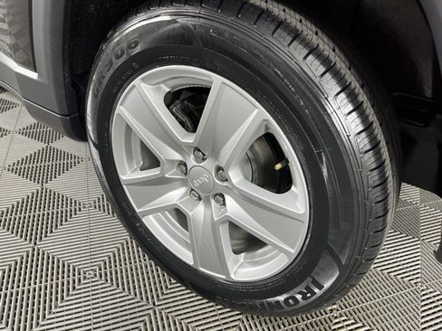 Used 2022 Jeep Compass Latitude FWD image 8