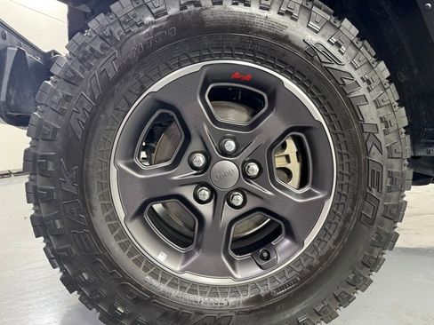 Used 2022 Jeep Gladiator Rubicon w/ Cold Weather Group AWD/4WD image 31