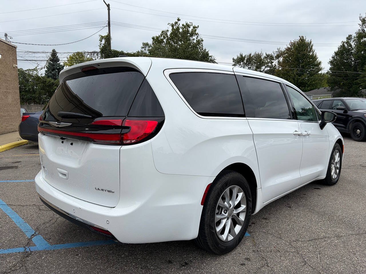 Used 2026 Chrysler Pacifica Limited FWD image 5