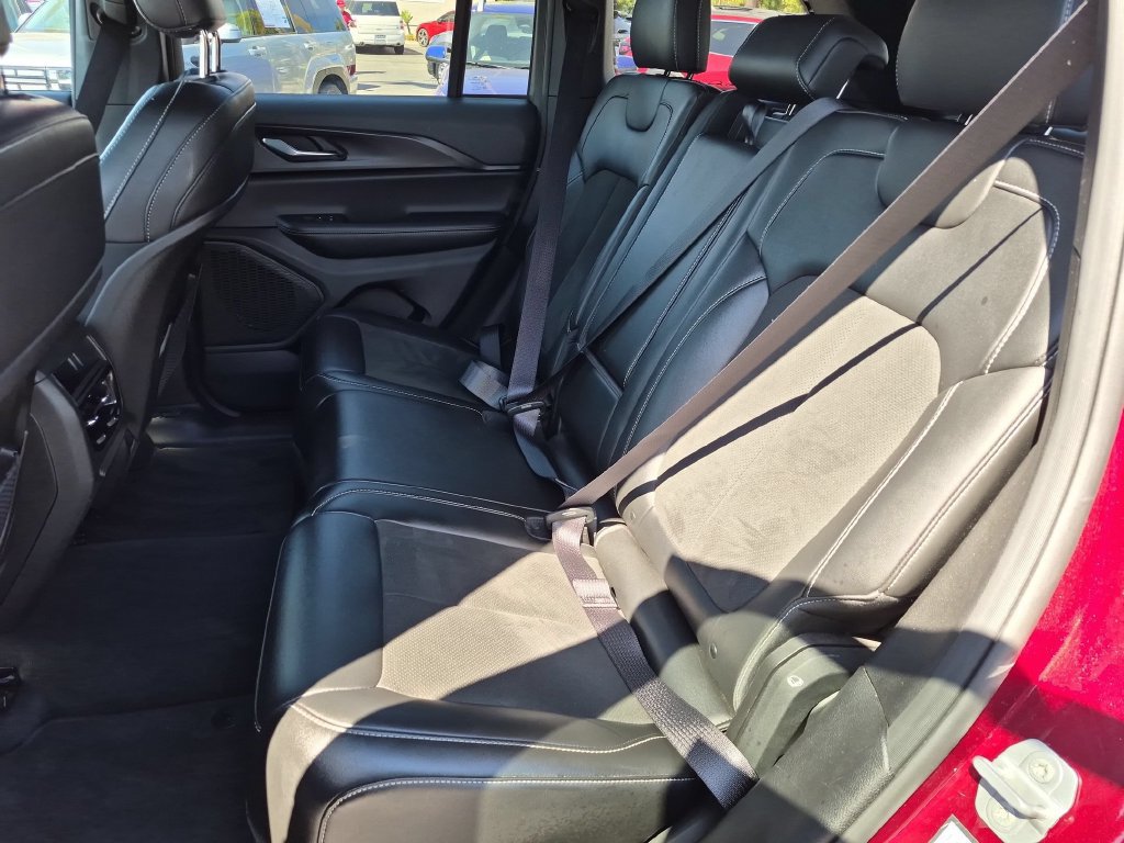 Used 2025 Jeep Grand Cherokee Altitude AWD/4WD image 28