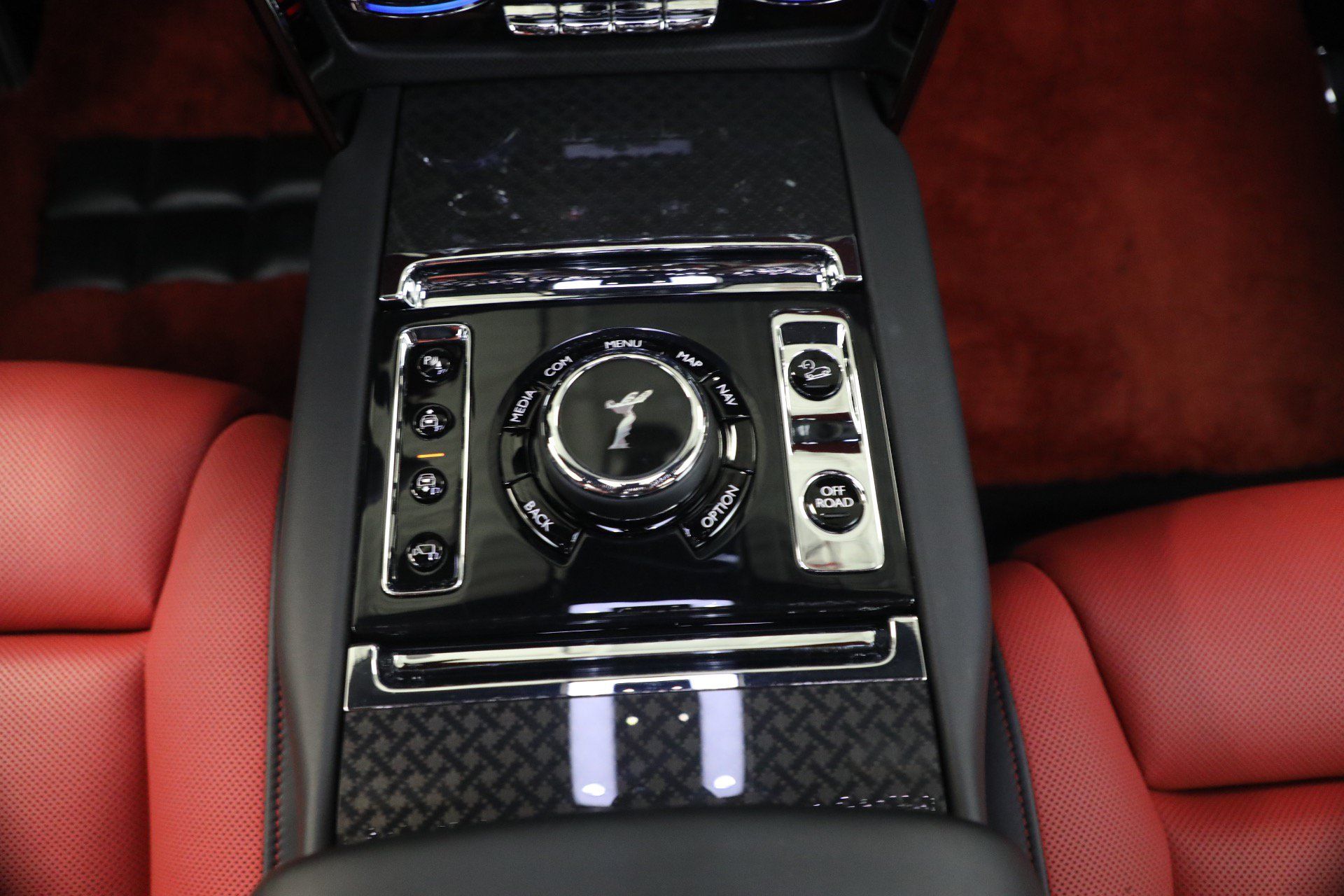 Certified 2020 Rolls-Royce Cullinan Black Badge AWD/4WD image 38