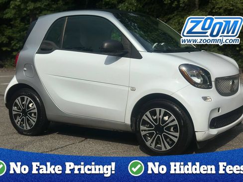 Used 2017 smart fortwo pure RWD image 1