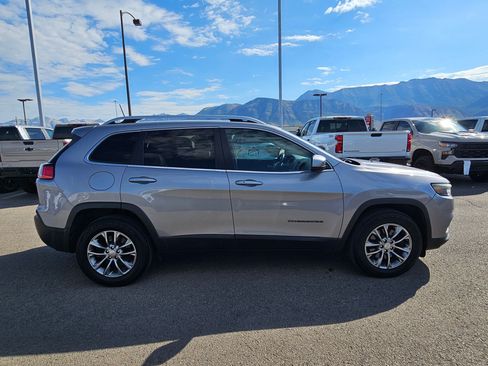 Used 2019 Jeep Cherokee Latitude Plus AWD/4WD image 2
