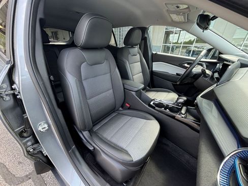 Used 2025 Chevrolet Trax LT w/ LT Convenience Package image 36