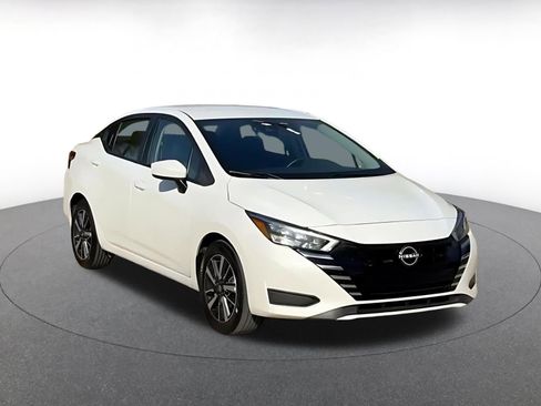 Used 2025 Nissan Versa SV image 3