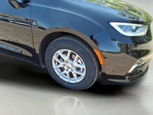 Used 2024 Chrysler Pacifica Touring-L FWD image 4