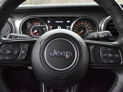 Certified 2022 Jeep Gladiator Willys image 17