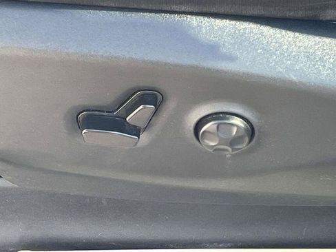 Used 2023 Chrysler Voyager LX FWD image 14
