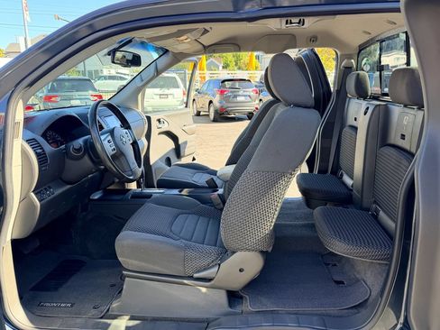 Used 2017 Nissan Frontier SV w/ SV Value Truck Package AWD/4WD image 16