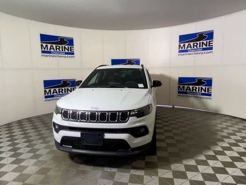 Used 2024 Jeep Compass Latitude w/ Convenience Group AWD/4WD image 5