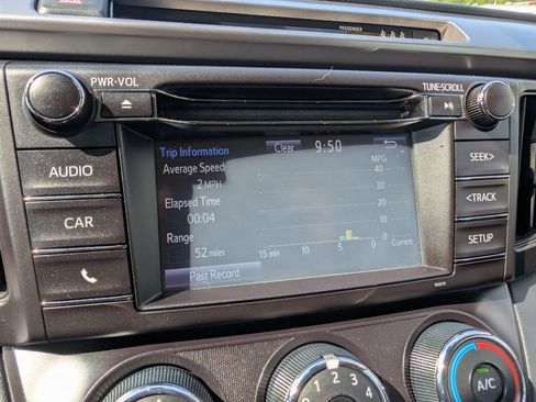 Used 2018 Toyota RAV4 LE AWD/4WD image 21