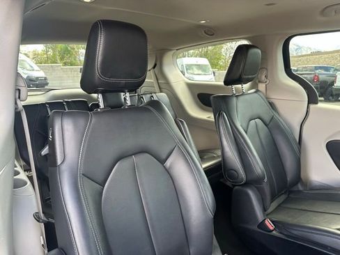 Used 2024 Chrysler Pacifica Limited FWD image 19