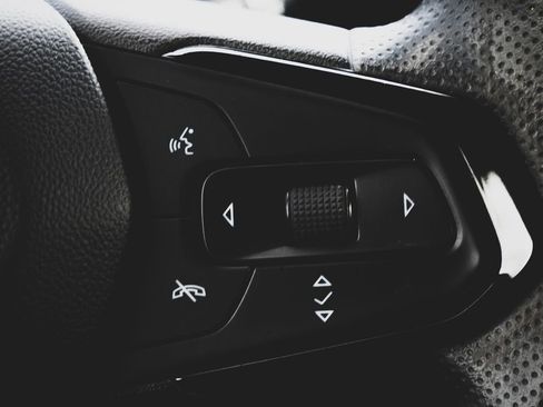 Used 2023 Chevrolet Bolt EUV LT FWD image 12