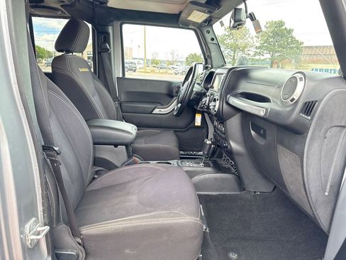Used 2014 Jeep Wrangler Unlimited Sahara w/ Connectivity Group AWD/4WD image 18