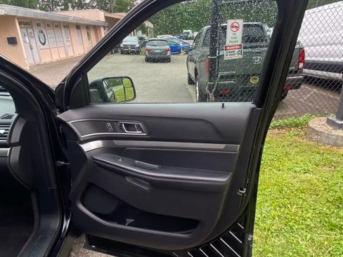 Used 2018 Ford Explorer XLT w/ Equipment Group 202A image 12