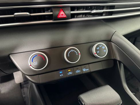 Used 2025 Hyundai Elantra SE FWD image 17
