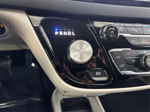 Used 2023 Chrysler Pacifica Touring-L FWD image 45