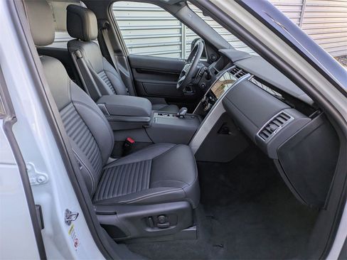 Used 2025 Land Rover Discovery S image 35