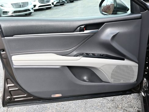 Used 2018 Toyota Camry XLE image 17