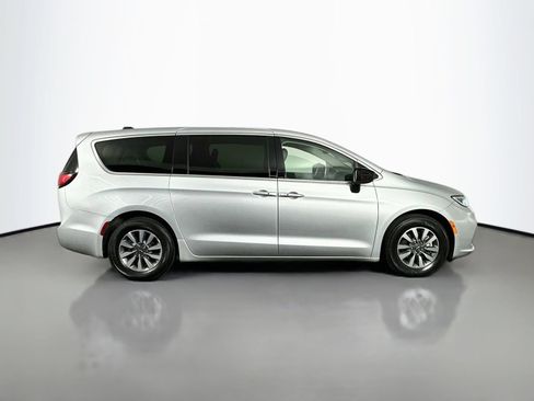 Used 2023 Chrysler Pacifica Touring-L FWD image 9