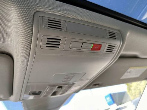 Used 2024 Volkswagen Tiguan SE w/ Panoramic Sunroof Package AWD/4WD image 28