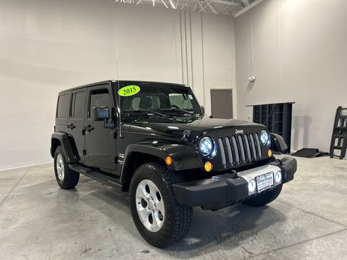 Used 2015 Jeep Wrangler Unlimited Sahara w/ Connectivity Group AWD/4WD image 4